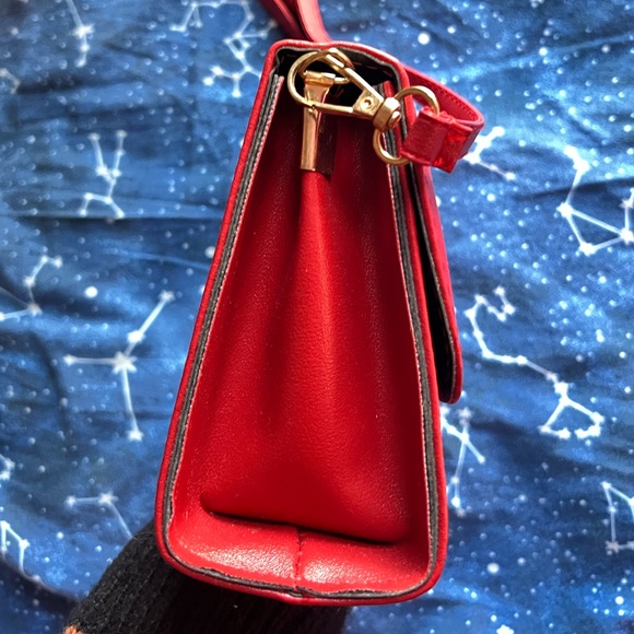 ✨Host Pick!✨Red & Gold Heart Locket / Clasp Shoulder Purse - Picture 4 of 5